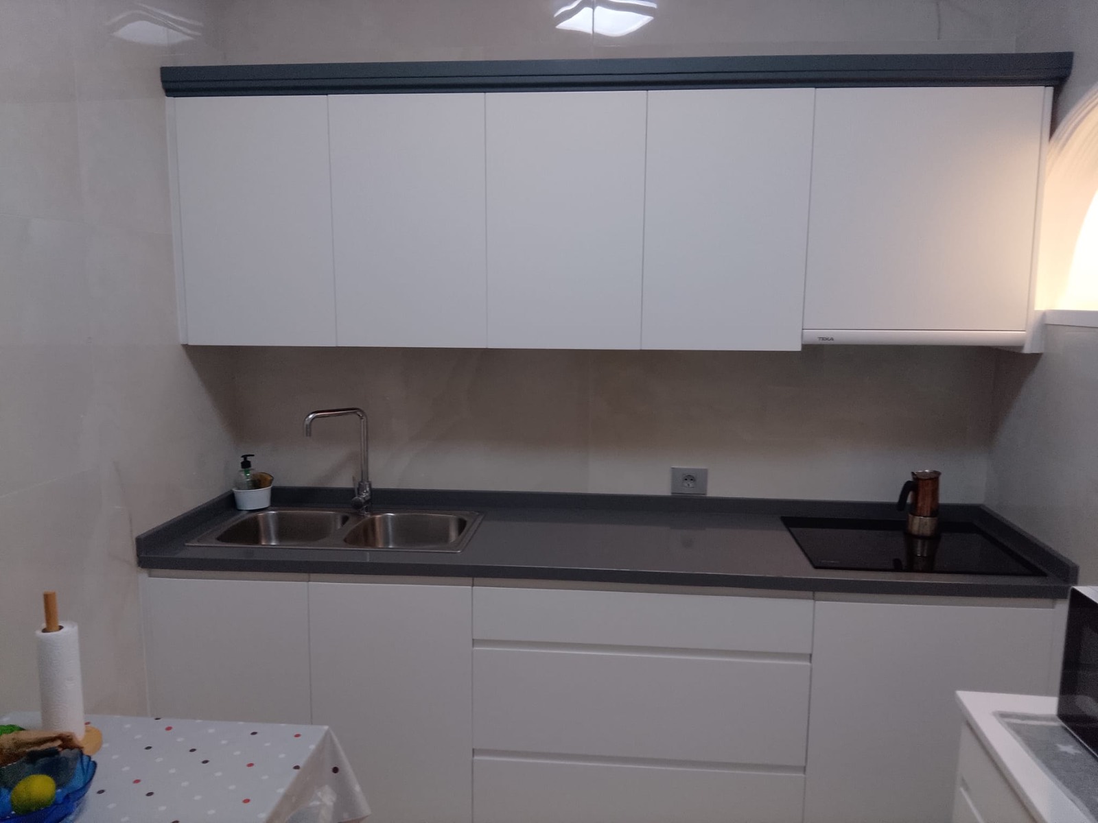 Cocina a medida con office y encimera integrada