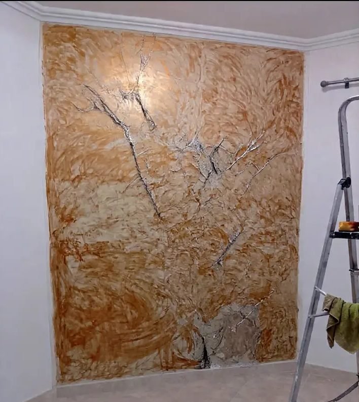 Mural decorativo en relieve terminado por Pedro Heredia