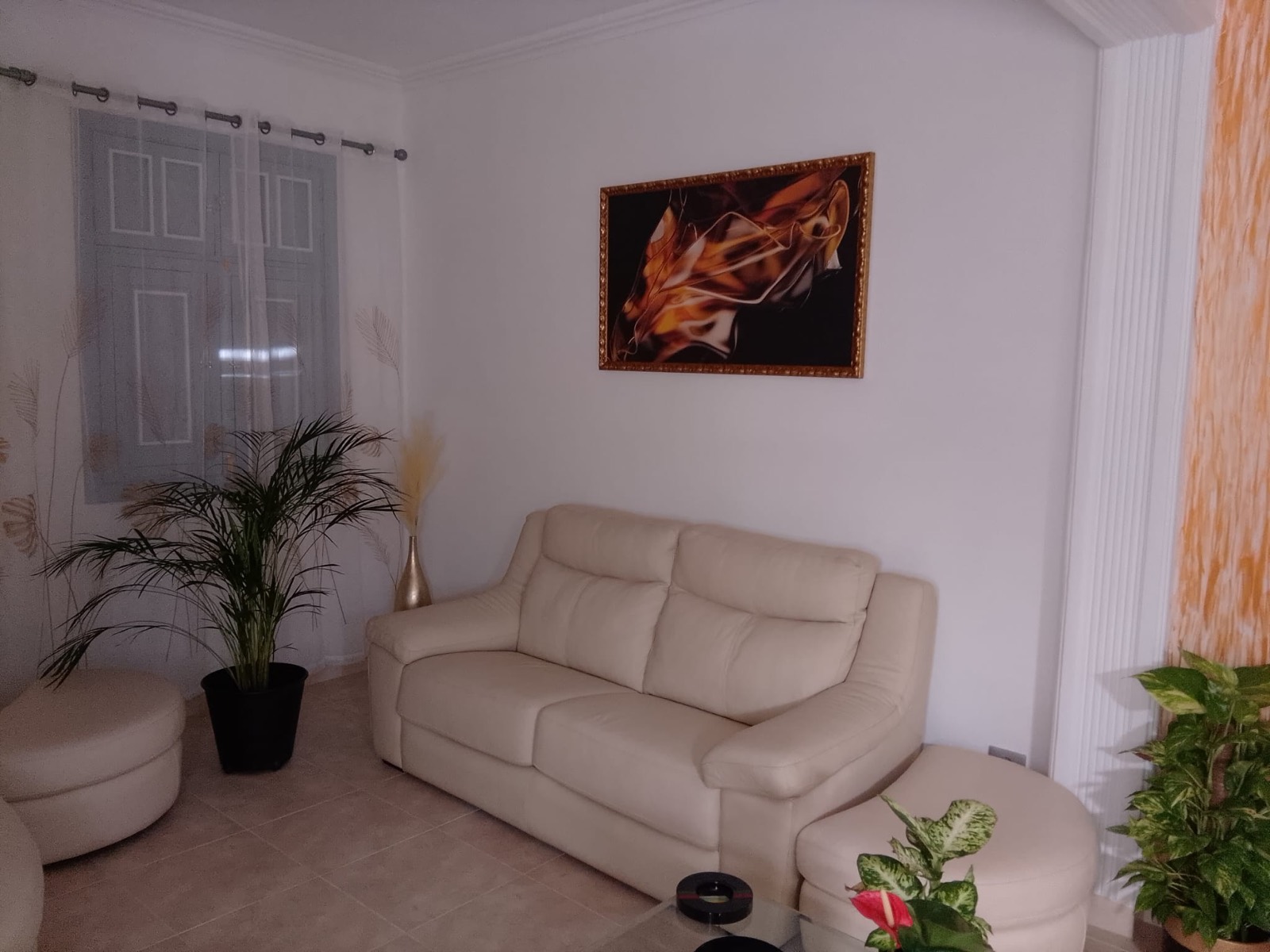 Salón reformado y pintado por Pedro Heredia en Gran Canaria